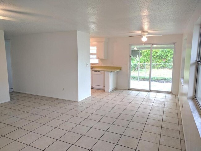 Building Photo - 914 67th Ave W