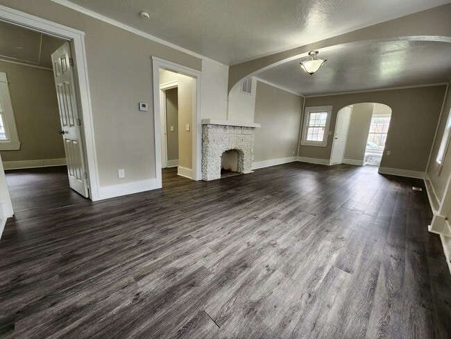 Building Photo - Spacious 2-Bedroom, 1-Bathroom Home AVAILA...