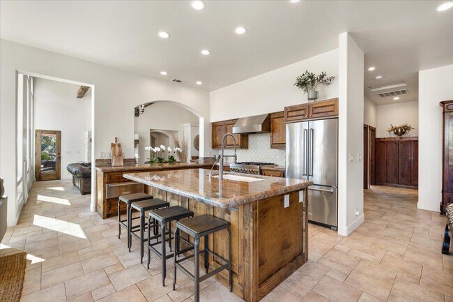 Building Photo - 6750 Golden Pheasant Ln