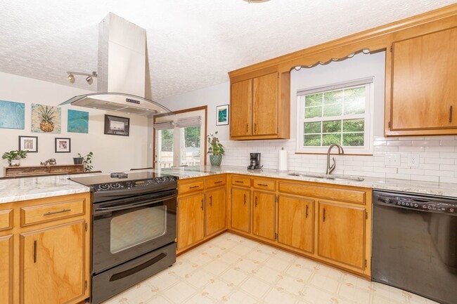 Building Photo - Beautiful Newport News Home