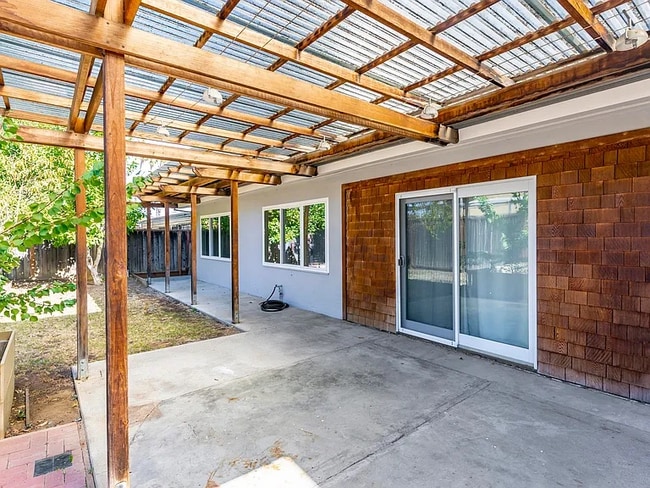 Building Photo - 2577 Gonzaga St