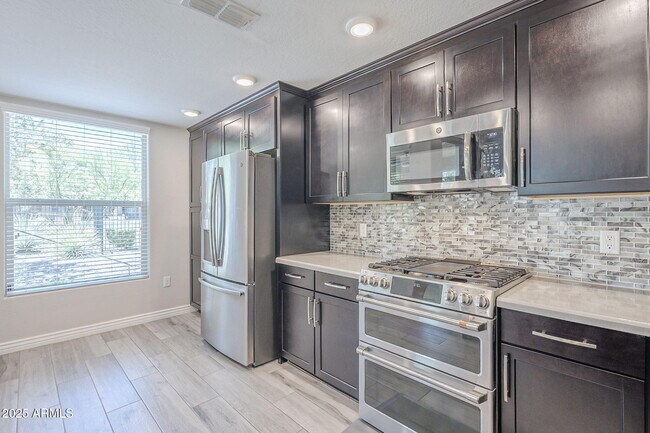 Building Photo - 2425 W Bronco Butte Trl