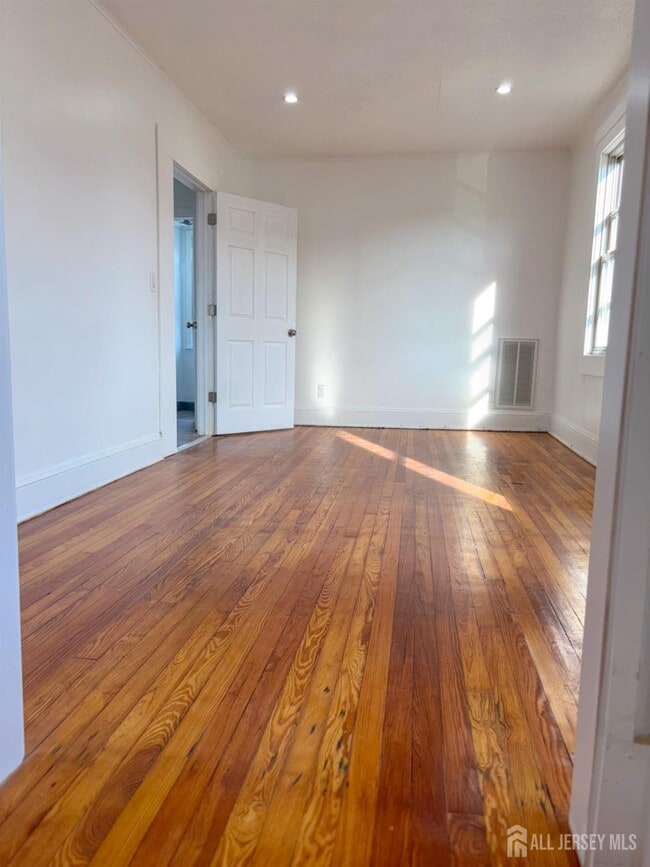 Building Photo - 142 Longfellow St