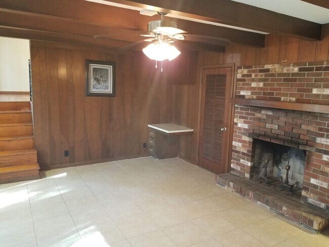 Building Photo - Charming 3BD/2BA Two-Story Home with Picturesque Pond Views in Lakeland