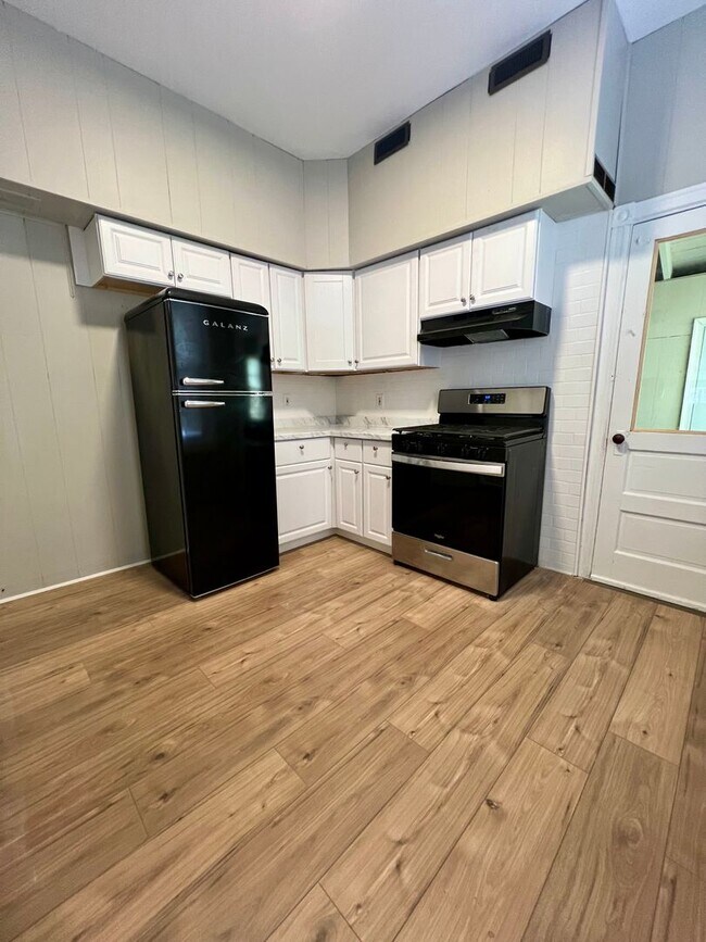 Building Photo - Stunning 3-Bedroom Townhome in Norristown! Available NOW!