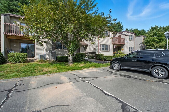 Building Photo - 402 Twin Circle Dr