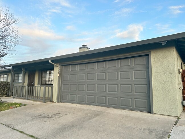 Building Photo - 1008 Shadow Ridge Dr