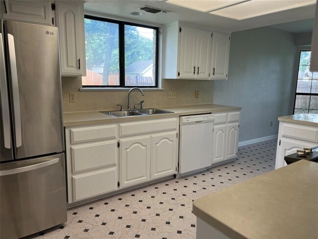 Building Photo - 1307 T H Johnson Dr