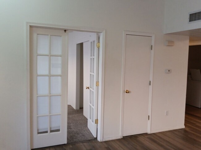 Building Photo - 3 Bedroom, 2 Bathroom Home! Schedule a Showing Today!