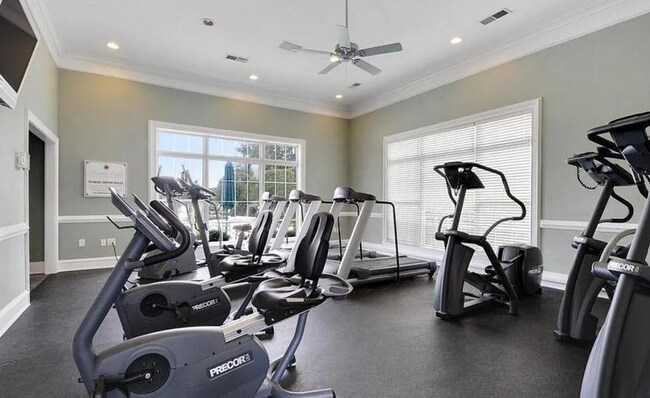 Building Photo - 2 Bed/2 Bath, Gated Community, Close to Sh...