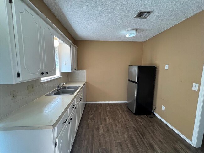 Building Photo - 829 Russell Cir