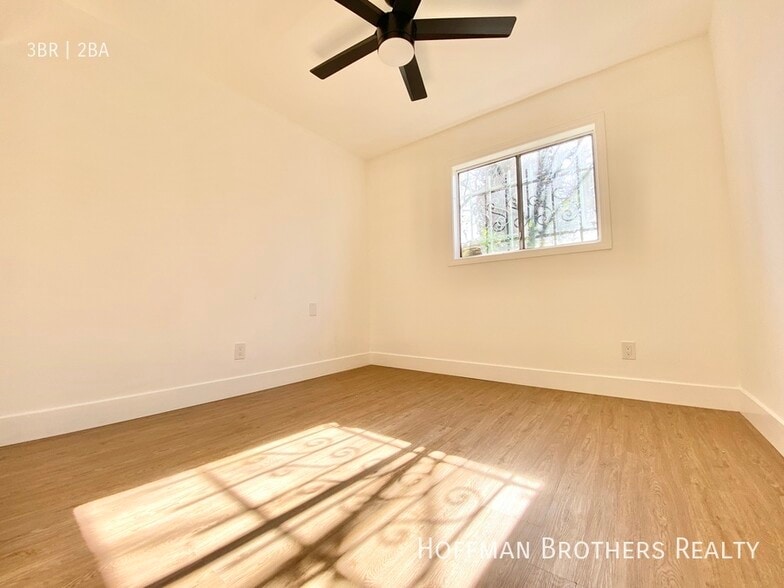 Building Photo - 1932 New England St