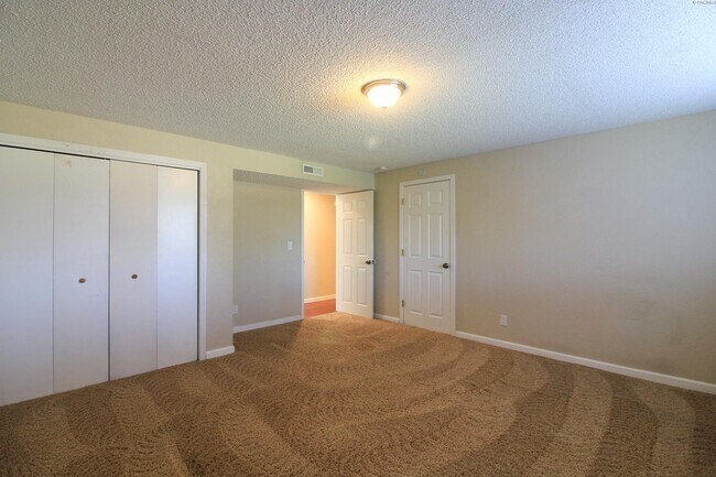 Building Photo - Large 5 Bed/3 Bath Home in Kennewick
