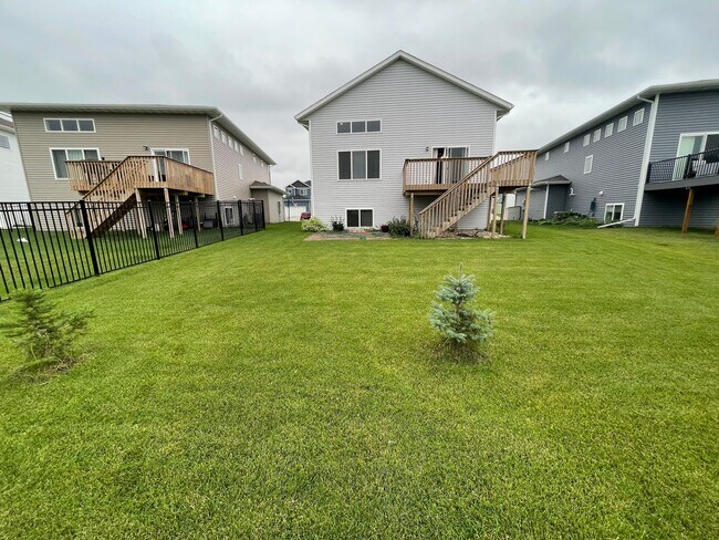 Building Photo - Spacious 4 Bed, 3 Bath Home in West Fargo