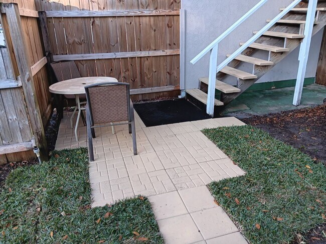 Building Photo - Spacious 2BR/1BA duplex