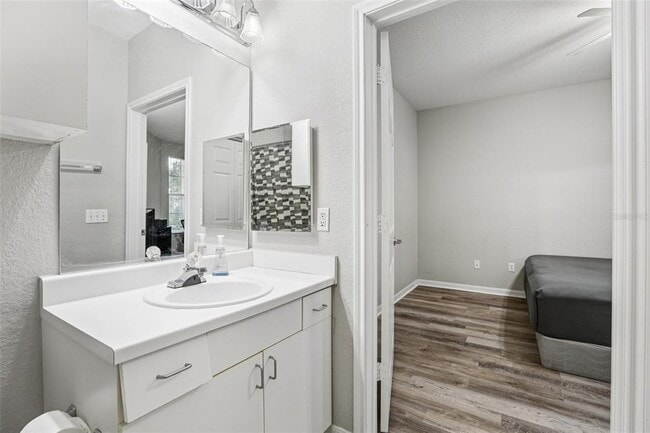 Building Photo - 860 N Orange Ave