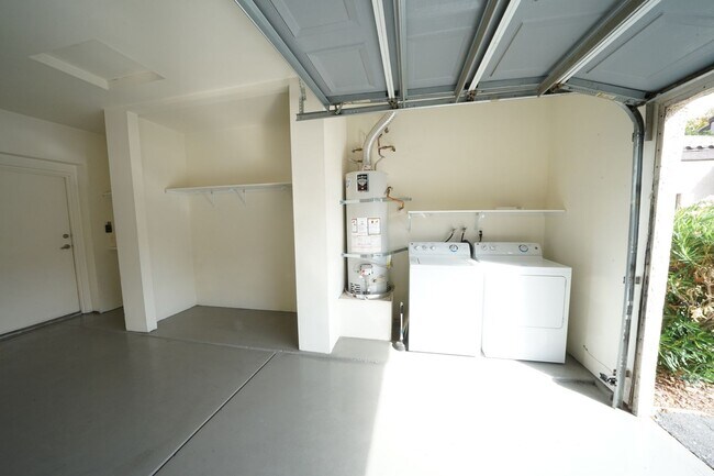 Building Photo - SHOWINGS AVAILABLE NOW