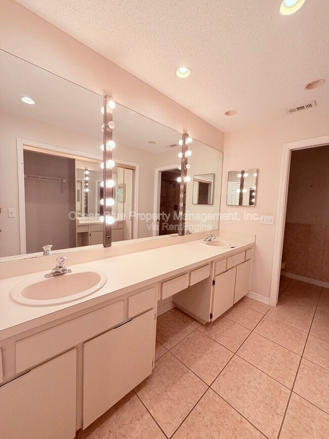 Building Photo - 15436 E Pond Woods Dr