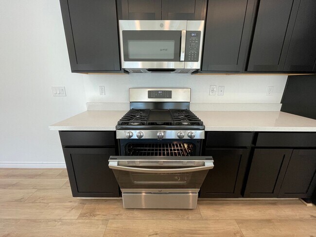 Building Photo - GATED 2 BED 2.5 BATH 2 CAR GARAGE 2 FLOOR ...
