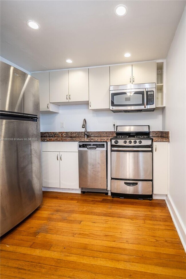 Building Photo - 2425 Flamingo Pl