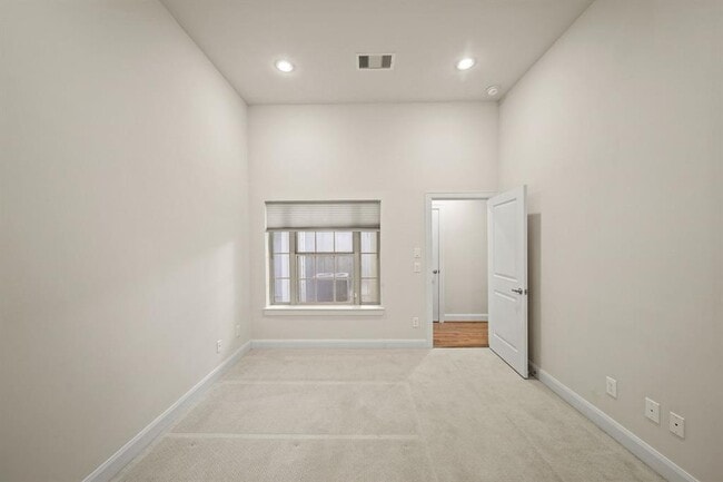 Building Photo - 1034 W 26th St