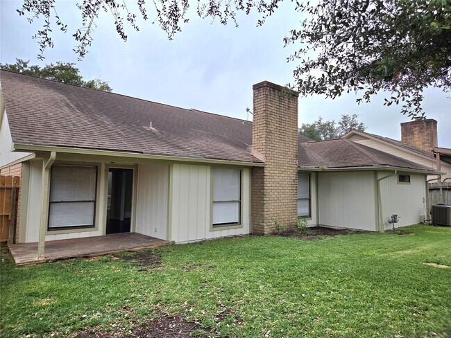 Building Photo - 9115 Woodleigh Dr