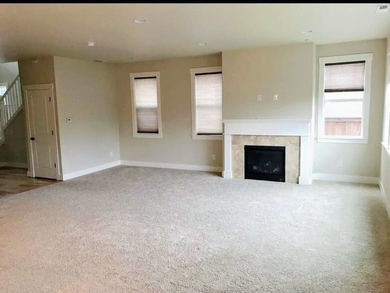 Lower floor - Living room - 552 NE 77th Ave
