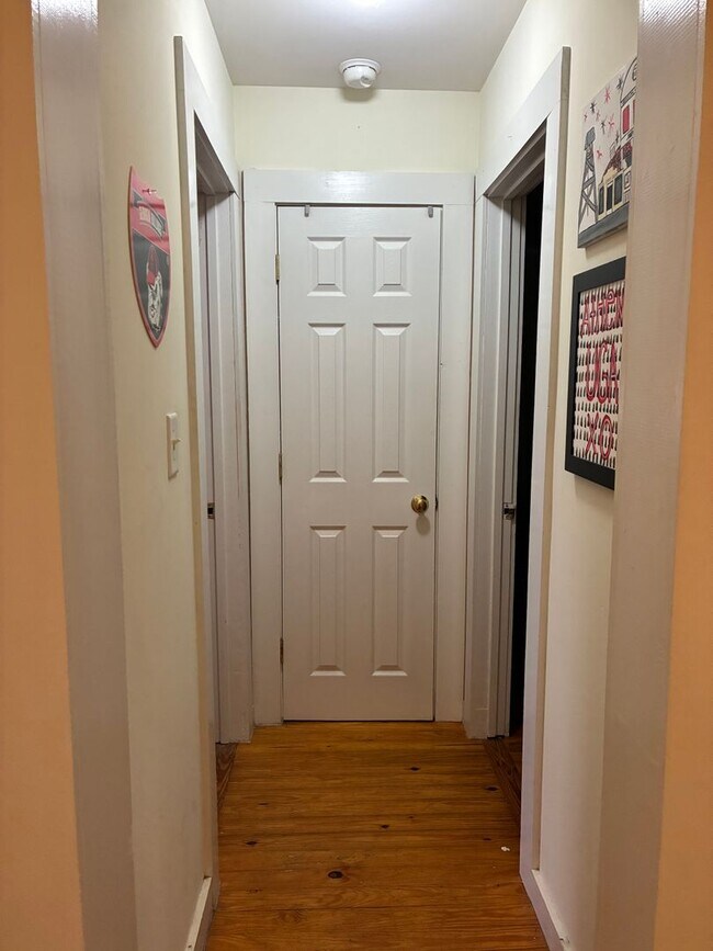 Building Photo - 3 Bedroom home near downtown and campus.