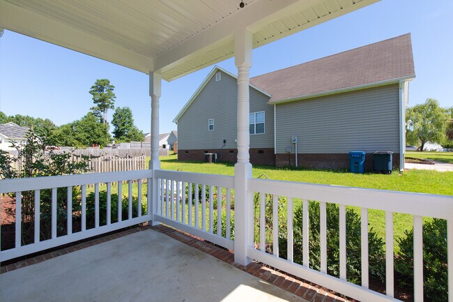 Building Photo - 4 Bedroom 2 Bath