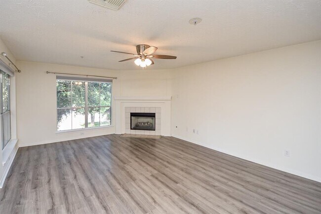 Building Photo - 8051 Bay Branch Dr
