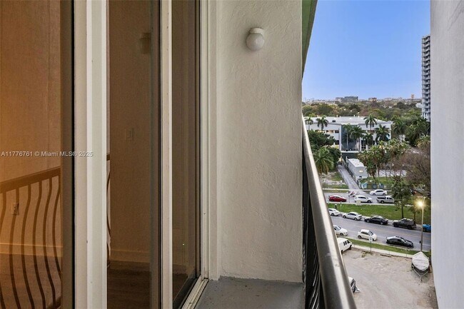 Building Photo - 1756 N Bayshore Dr