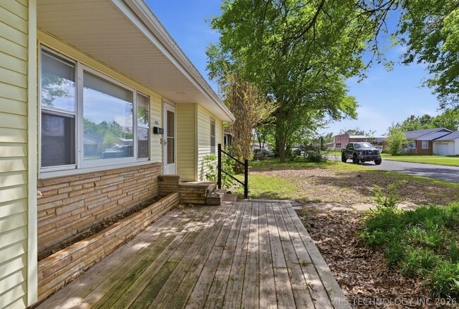 Building Photo - 805 S Cedar St