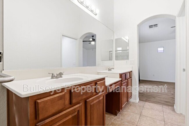 Building Photo - 21069 N Jocelyn Ln