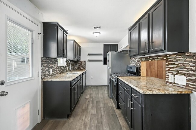 Building Photo - 302 Young Dr