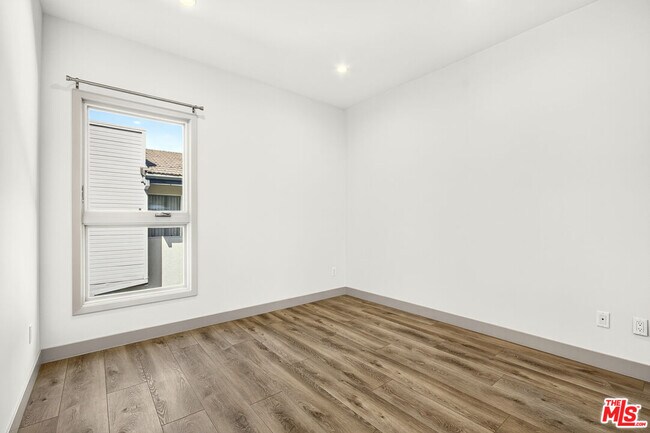 Building Photo - 440 Palm Dr