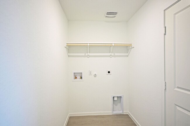 Building Photo - 2423 Shady Grv