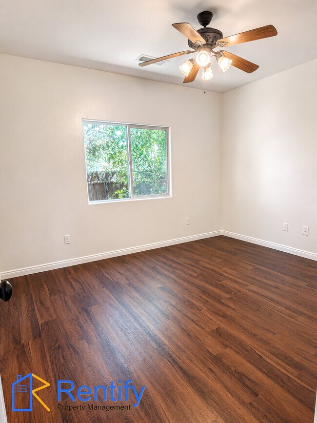 Building Photo - 4 bed, 2.5 bath home in NW Bakersfield - Gardener included