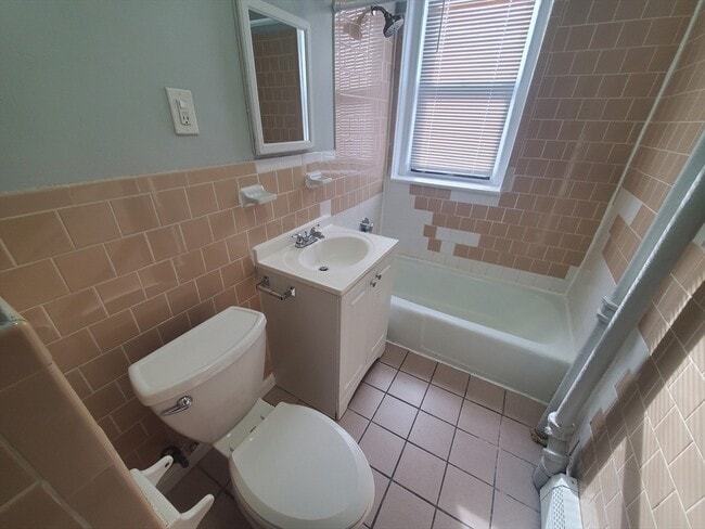 Building Photo - 10 Abbotsford St