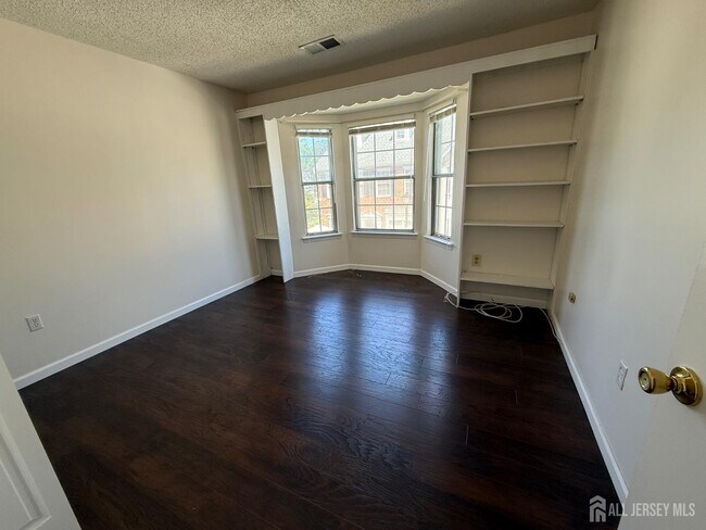 Building Photo - 207 Darwin Ln