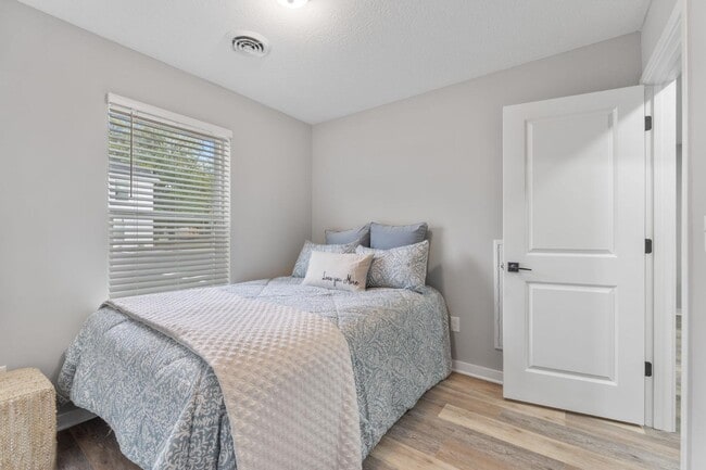 Building Photo - 382 N Franklin St