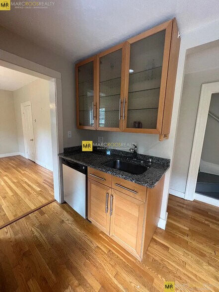 Building Photo - 76 Chestnut St