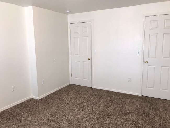 Building Photo - 3 bedroom 2 bath Duplex For Rent!