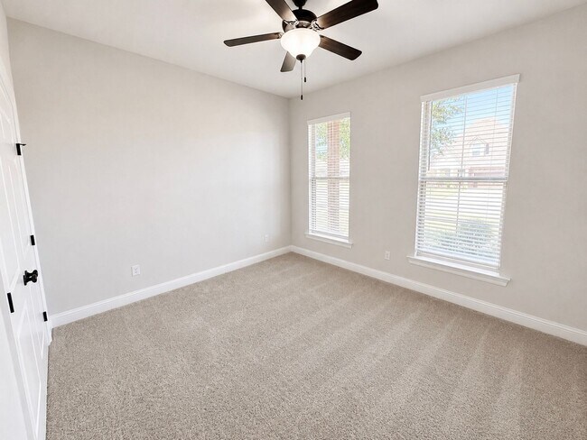 Building Photo - 915 Hackberry Dr