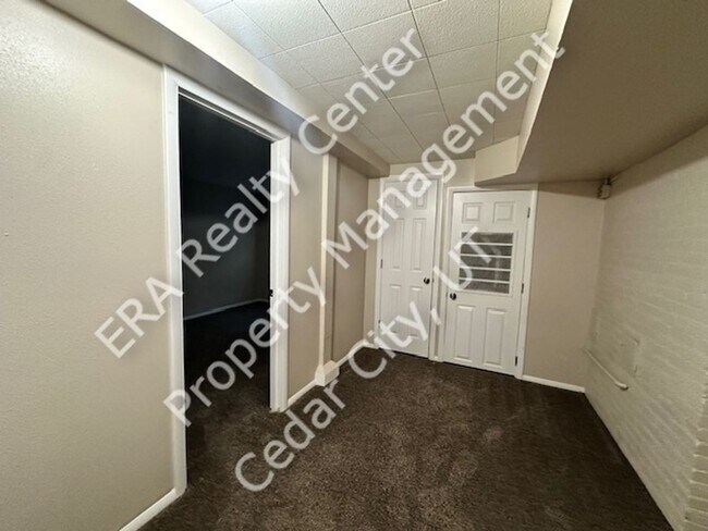 Building Photo - Move in Discount! Charming Ranch Style Single Family Home