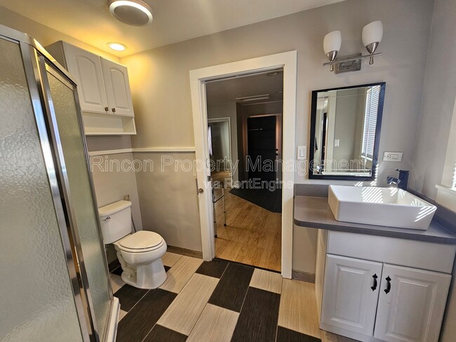 Building Photo - 2810 Sherwin Ave