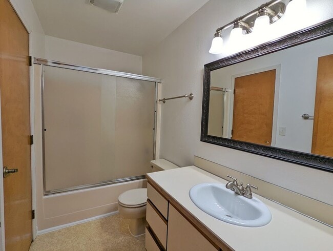 Building Photo - Backloop Sgl Fam Home, 3BD/2BA, Pet Friendly, 2 Car Garage