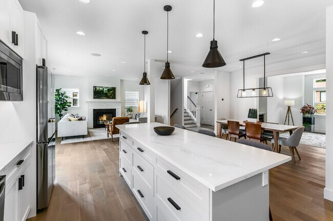 Building Photo - Gorgeous 4 Bed/3.5 Bath with Beautiful Fin...