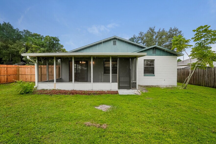 Building Photo - 1402 Thistledown Dr