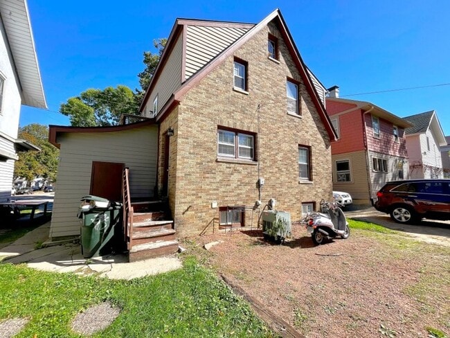 Building Photo - 104 S Randall Ave