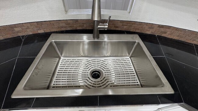 Building Photo - LONG TERM! 3 Bedroom 3 Bath Pool Home!